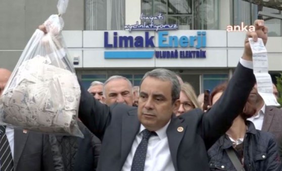 Elektriği kesilen CHP Bursa İl Başkanlığı, faturayı 5 TL'lik banknotlarla ödedi (05 Nisan 2022) (Video Haber)