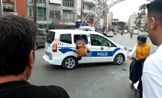 Gözaltına alınan zanlı polis aracının camından atlayarak kaçmaya çalıştı