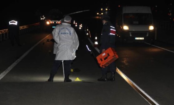 Tekirdağ’da karayolunda yürüyen yayaya tır çarptı, şahıs hayatını kaybetti (08 Nisan 2022) (Video Haber)