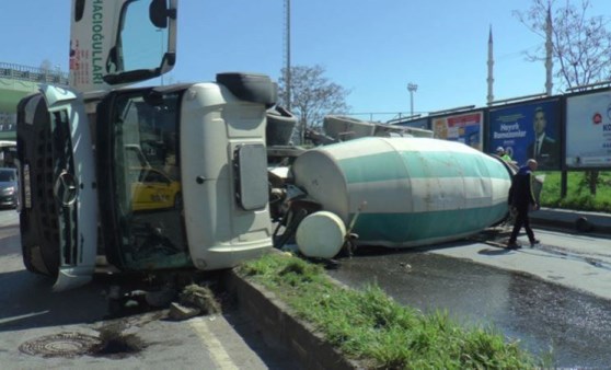 Kartal'da virajı alamayan beton mikseri yola devrildi (09 Nisan 2022) (Video Haber)