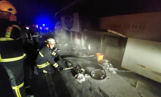 Lastiği patlayıp, yoluna devam eden yolcu otobüsünde yangın çıktı (01 Mayıs 2022) (Video Haber)