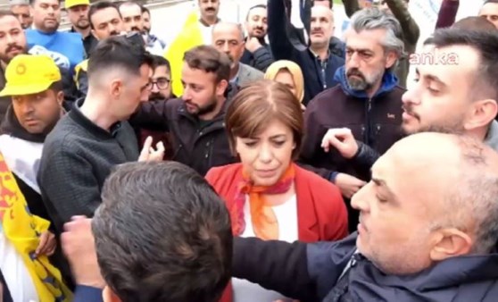 Polisten HDP Milletvekili Meral Danış Beştaş'a: 'Gidin evinizde oynayın' (01 Mayıs 2022) (Video Haber)