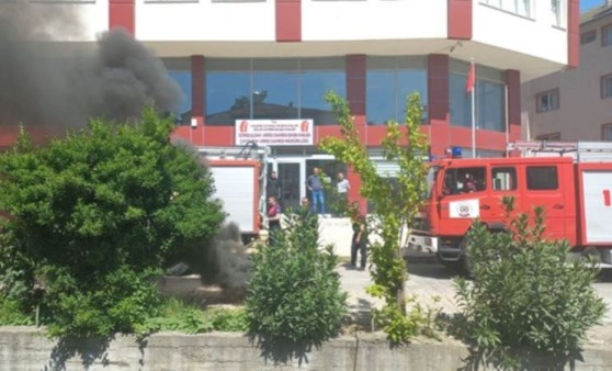 Borcunu taksitlendirme talebi reddedilince vergi dairesi önünde lastik yaktı (10 Mayıs 2022) (Video Haber)