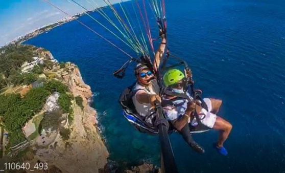 ABD'li turist, paraşütte heyecandan bayıldı: 'Kaskı başından çıkmıştı' (11 Mayıs 2022) (Video Haber)