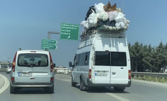 Tehlikeye aldırmadı, minibüsün üzerinde 'ev' taşıdı (17 Mayıs 2022) (Video Haber)