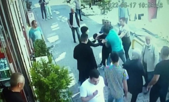 Kapkaççıyı sokak ortasında dövdüler: 'Hırpalamak zorunda kaldık' (18 Mayıs 2022) (Video Haber)