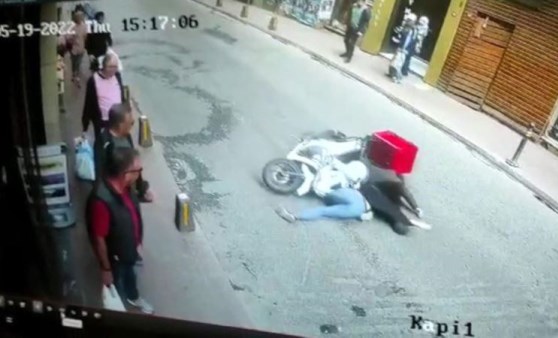 Şişli'de ilginç kaza: Boş caddede moto kurye çarptı (21 Mayıs 2022) (Video Haber)