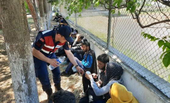 İzmir'de 237 kaçak göçmen ile 10 organizatör yakalandı (24 Mayıs 2022) (Video Haber)