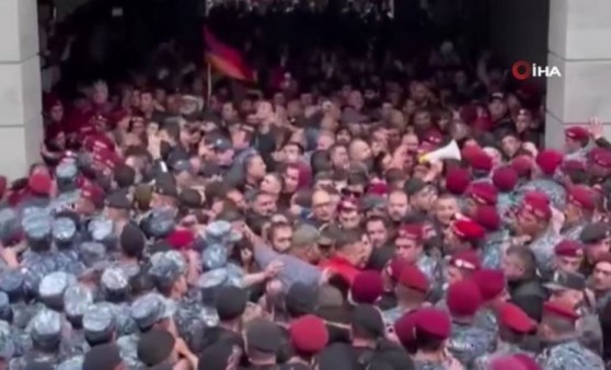 Ermenistan’da protestoculardan Dışişleri Bakanlığı binasına baskın (24 Mayıs 2022) (Video Haber)