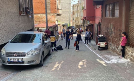 İstanbul’da akılalmaz olay: Hırsız kaçtığı çatıdan çocuğun üstüne düştü (26 Mayıs 2022) (Video Haber)