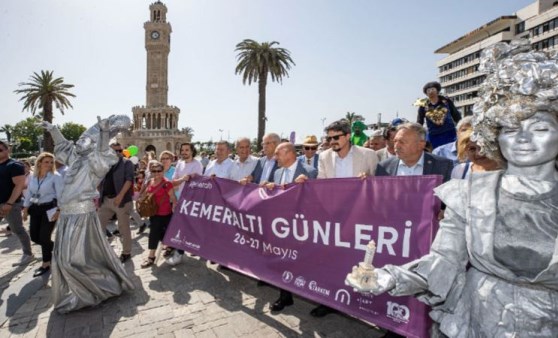 İzmir'in kalbi Kemeraltı'nda şenlik var