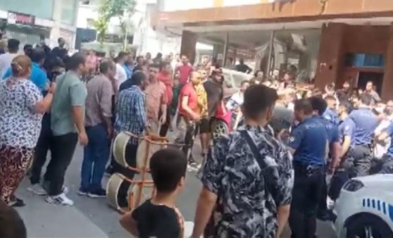 Esenyurt'ta sokakta 'düğün' tartışması: Polis havaya ateş etti (29 Mayıs 2022) (Video Haber)