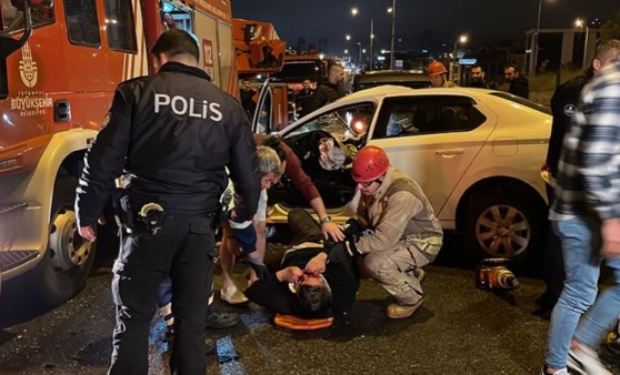 Pendik'te kazaya müdahale eden itfaiye aracına otomobil çarptı: 2'si ağır 5 yaralı var (03 Mayıs 2022) (Video Haber)