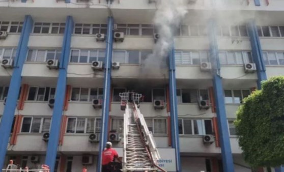 Mersin Büyükşehir Belediyesi'nin ek hizmet binasında yangın çıktı (03 Mayıs 2022) (Video Haber)