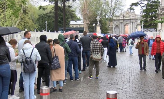 Yağmur altında beklediler: Dolmabahçe Sarayı'nda ziyaretçi yoğunluğu (03 Mayıs 2022)