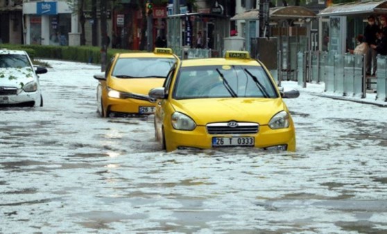 Eskişehir'de dolu ve sağanak nedeniyle araçlar mahsur kaldı (03 Mayıs 2022) (Video Haber)