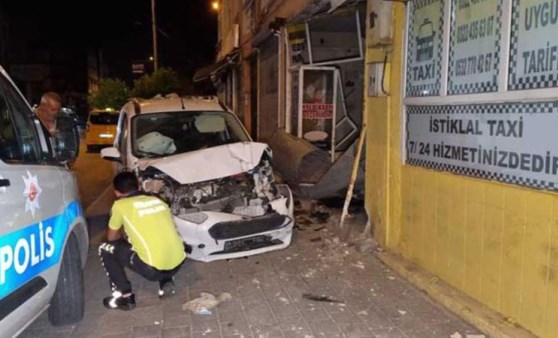 Adana'da motosiklete çarpan hafif ticari araç iş yerinin kepengini yıktı :1 yaralı