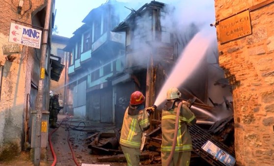 Bursa'da yangında 110 yıllık ahşap bina çöktü (31 Mayıs 2022) (Video Haber)