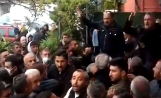 Mahalleliden AKP'li başkana sert tepki: Bayramlaşma için geldi, terk etmek zorunda kaldı (04 Mayıs 2022) (Video Haber)