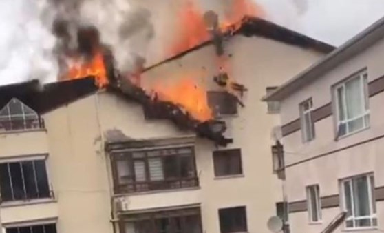 Ankara'da çatı yangını (04 Mayıs 2022) (Video Haber)