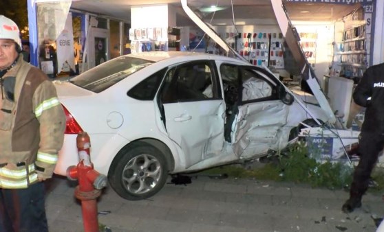 Çekmeköy’de çarpışan otomobillerden biri iş yerine girdi (06 Mayıs 2022) (Video Haber)