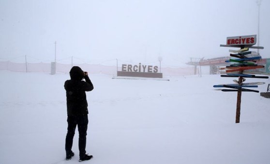 Erciyes'te mayıs karı: Kayak merkezi bembeyaz oldu