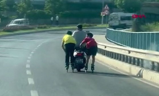 İstanbul Pendik'te patenlilerin tehlikeli yolculuğu