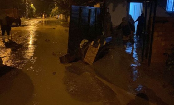 Amasya'da dere taştı ev, ahır ve tarım arazilerini su bastı