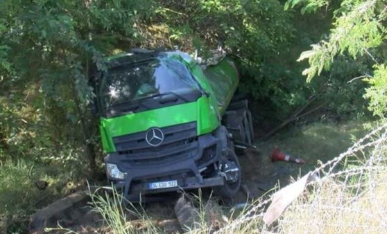 Başakşehir'de su tankeri şarampole devrildi