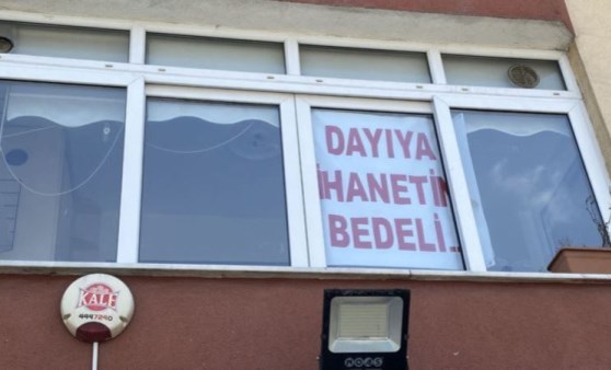 Evin camında şaşırtan pankart: 'Hiç böyle bir şey görmemiştik' (01 Haziran 2022) (Video Haber)