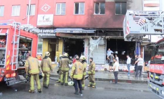 Esenyurt'ta mobilyacıda yangın paniği: Dükkan kullanılamaz hale geldi! (11 Haziran 2022) (Video Haber)