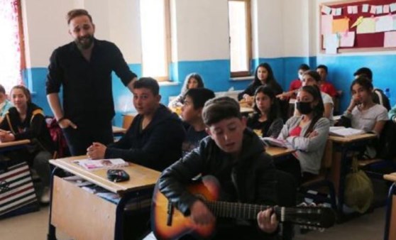 Atandığı köy okulunda öğrencilerin hayatını değiştirdi