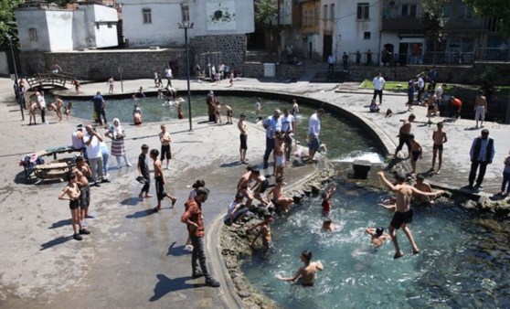 Diyarbakır'da 37 derece sıcakta çocuklar süs havuzunda serinledi