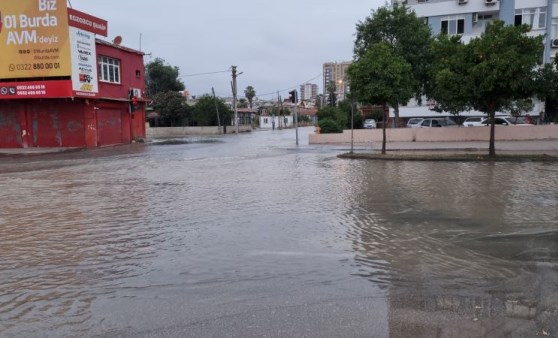 İçme suyu borusu patladı, ev ve iş yerlerini su bastı (03 Haziran 2022) (Video Haber)