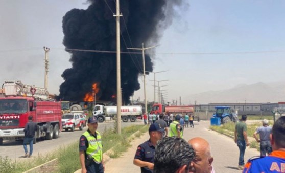 Niğde'de yağ fabrikasında yangın: Dumanlar gökyüzünü kapladı! (03 Haziran 2022) (Video Haber)