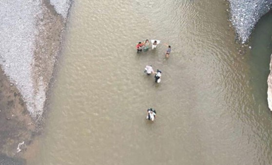 Adıyaman'da kahta çayı'nda kapaklar açılınca mahsur kalan 14 kişi kurtarıldı