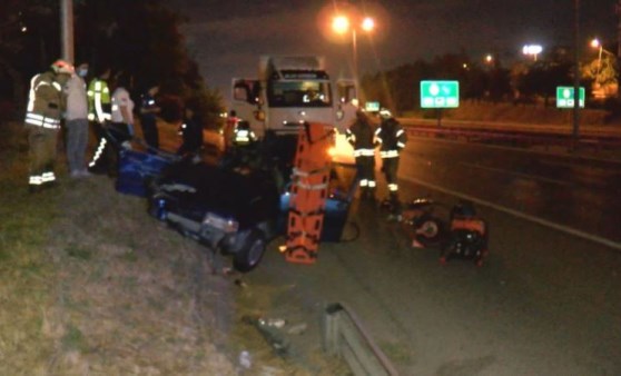 TEM Otoyolu’nda otomobil TIR'a çarptı: 1 ölü, 1 yaralı (07 Haziran 2022) (Video Haber)