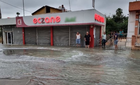 Su borusu patlayınca yol yarıldı; O anlar kamerada