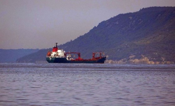 Çanakkale Boğazı'nda arızalanan gemi römorkörle çekildi (09 Haziran 2022) (Video Haber)