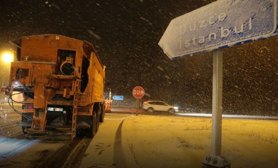 Beklenen kar yağışı başladı! Türkiye beyaza büründü, yollar kapandı