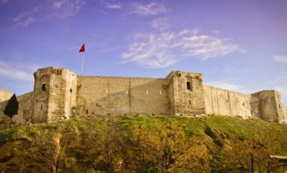 Türkiye'deki hangi kültürel yapılar depremde zarar gördü?