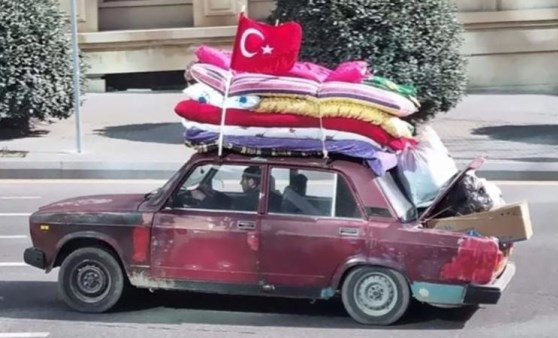 Aracının üzerine yüklediği yorganlarla Türkiye'ye yardım göndermek isteyen Azerbaycanlı yardım çalışmalarına katılacak