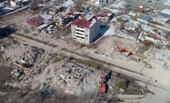 Depremde harabeye dönen mahalle dron ile havadan görüntülendi