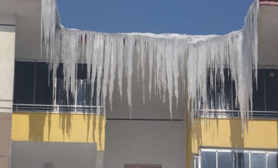 Hakkari, Yüksekova’da çatılardaki buz sarkıtları 4 metreyi buldu