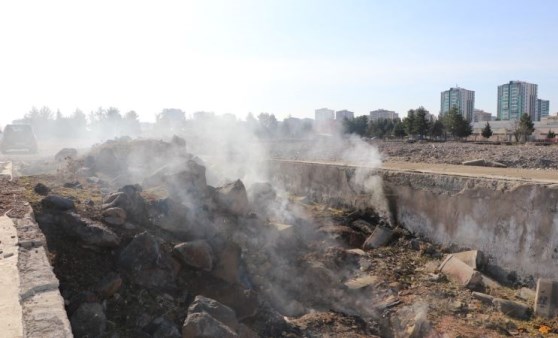 Diyarbakır’da deprem sonrası yerin altından çıkan duman 18 gündür tütüyor