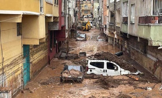 Sular altında kalan Şanlıurfa'da çamur temizleniyor