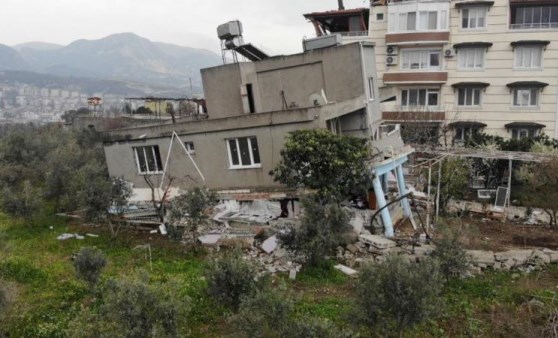 Hatay'da 2 katlı bina çöktü, 4 kişilik aileyi ek kolonlar kurtardı