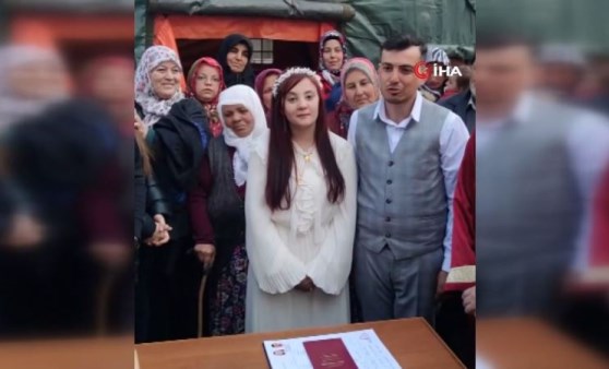 Çadır kentte ilk nikah