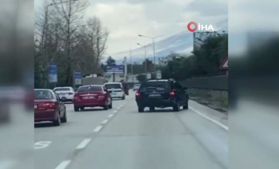 Trafikteki yan yan seyreden cipi gören sürücüler, gözlerine inanamadı