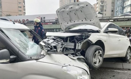 Sürücünün direksiyon hakimiyetini kaybettiği otomobil karşı şeritteki aracın üzerine çıktı